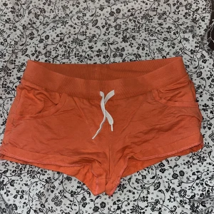 Orangea shorts - Jättesköna shorts från h&m och är i storlek 34. Säljer då de har blivit för små på mig. Köparen står för frakten ❤️