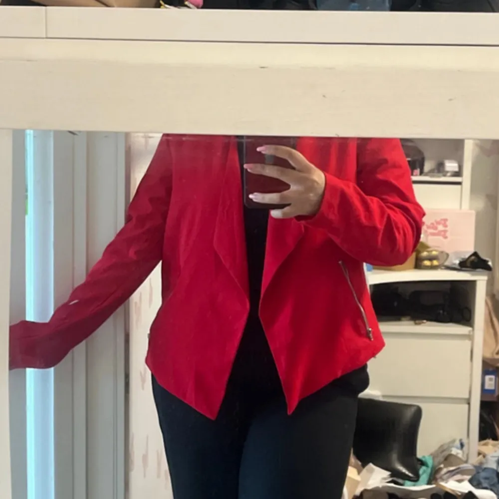 Röd blazer från HM, fin och i mycket bra skick.. Puvut & Bleiserit.