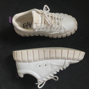 Eytys  - Säljer ett par sjukt snygga sneakers från eytys i modellen ODETTA(läder). De är använda endast ett fåtal gånger och köpta för 2099 från hemsidan Brandstudios.se. Sitter perfekt på mig som har 39/40🌸tveka inte på att skriva vid frågor eller funderinga