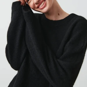 Stickad tröja - Säljer denna slutsålda stickade tröjan i svart från gina. Köptes i vintras och har använts sparsamt så är i bra skick, nypris var 399💓 