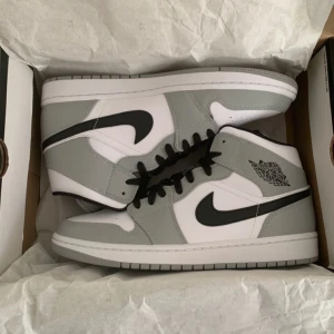 Nike jordan skor - Jordan 1 smoke grey mid i helt ny skick. använt de 2 gånger och säljer pågrund av att de är för små på mig och kan inte returnera de då returnerings perioden är över. Äkta och helt fräscha.