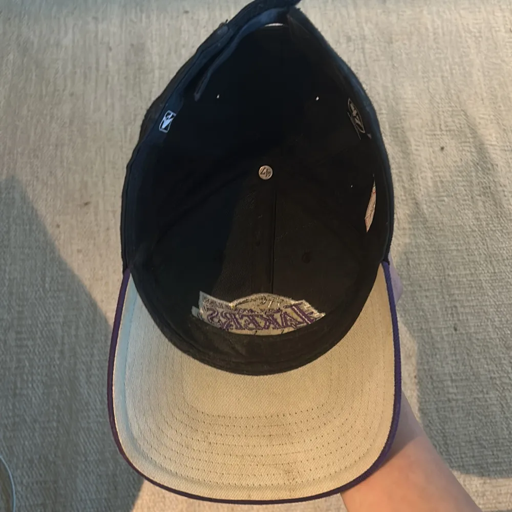 Säljer en nästan oanvänd lakers keps, köpt i New york . Accessoarer.