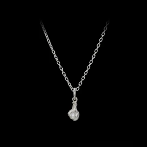 Maria Nilsdotter halsband - Tiny claw pearl necklace från Maria Nilsdotter i jättefint skick💕säljer då de inte kommer till användning🥰skriv för egna bilder! Nypris 2495 mitt pris 1500💕