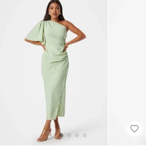 Klänning - Säljer denna jättefina gröna klänning, använd en gång så klänningen är i gott skick, klänningen är i  storlek M! Pris kan diskuteras. 