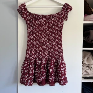 Smockad mini klänning zara vinröd - Superfin! Tyvärr är några av dom vita delarna lite missfärgade av tyget och några trådar hänger längst ner. Men inget som inte går att klippa bort.