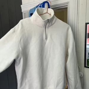 Zara half zip - Snyggt basplagg inför sommaren! Kolla min profil för en likadan fast mörkblå. Den passar även M. Hör av dig för fler bilder!