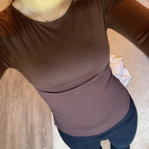 Brun långärmad tröja - Säljer min bruna tajta långärmade tröja från Gina 🤎