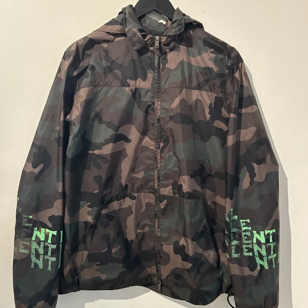 en sällsynt, limiterad windbreaker från valentino med ett nypris runt 7500kr, väldigt tunn och skön som kan användas under sommar vår och höst och passar om man är ca 180+. varan är synligt autentisk däremot tillkommer inte kvitto.. Jackor.