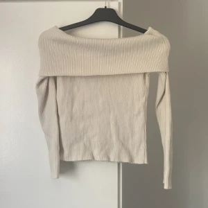 Vit topp - Vit topp storlek s men passar en liten M