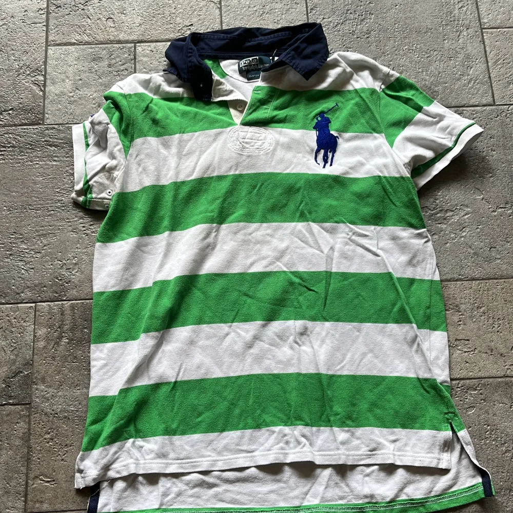Piké från Ralph Lauren, strl XL, grön/vit randig med mörkblå detaljer. Använd men i fint skick, enbart lite skrynklig. . T-shirts.