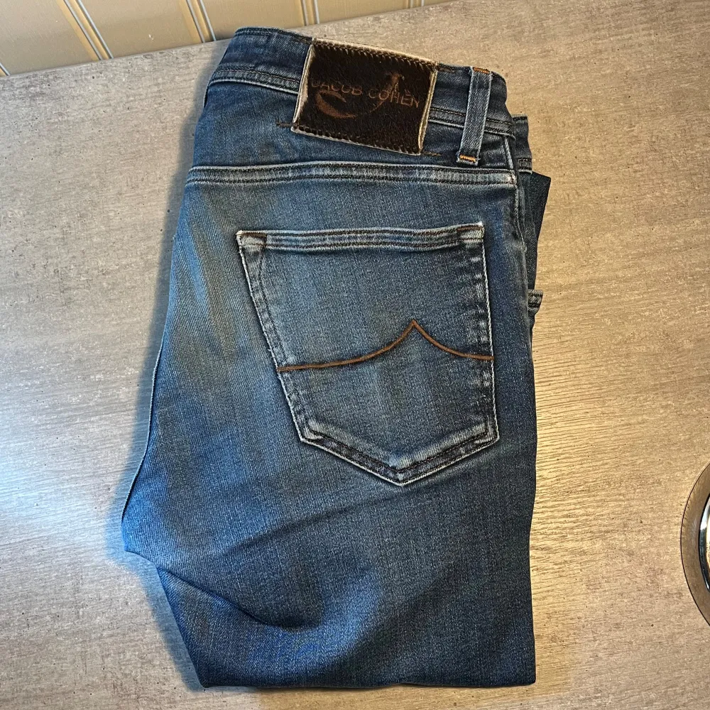 Säljer Jacob Cöhen jeans i modellen 622.C vilket är slim. De är i använt skick (7/10). De har inga hål men är lite slitna på framfickorna (se bild 2) och de har en liten fläck på rumpan (se sista bilden) Skriv privat för mer info eller bilder!. Jeans & Byxor.