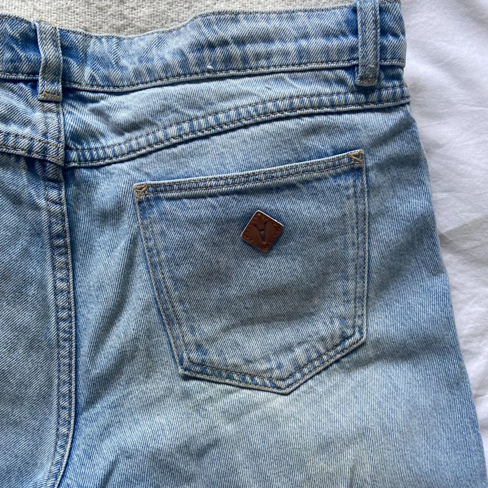 Snygga lågmidjade jeans från Abrand. I rak modell. W29.  Nypris 1000 kr. Lagat hål i grenen, därav såpass sänkt pris. Jeans & Byxor.