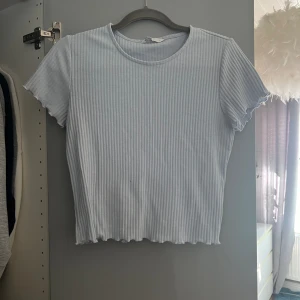 Ribbad tshirt - Ribbad T-shirt från only, nyskick  M/L