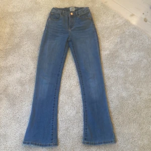Bootcut jeans  -  Säljer jeans ifrån lager 157. Jättefint skick och använda fåtal gånger. Dock har dem en fläck på baksidan av höger ben som säkert går bort i tvätten.
