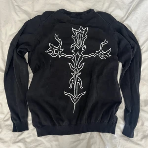 Tröja  - Handmålad tröja. Egen design. Tröjan köpt på secondhand från början. Köparen står för frakt.