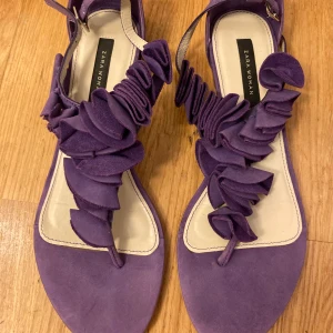 Sandaler från Zara - Sandaler från ZARA, mocka, aldrig använda, strl 39. Köparen står för frakt