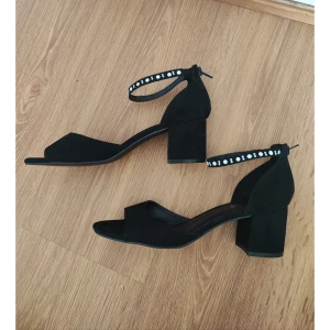 NYA klackar  - Helt nya sandaler/klackar från Anna Field, köpta från Asos. Bekväm klackhöjd!  