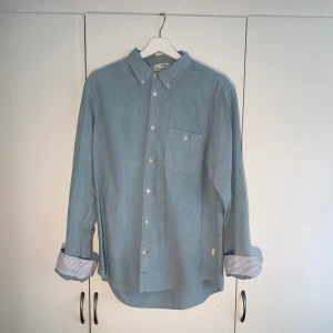 No Nationality Derek Skjorta Ljusblå - Hej, säljer en ljusblå skjorta från NN07 i ljusblå färg. 100% Coron och modellen heter Derek. Nypris 1400kr. Storlek L och True To Size. Härlig färg och passform, passar till sommaren. Pris kan diskuteras. Hör av dig vid intresse! 