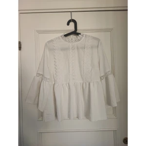 Söt vit blus  - Vit blus med spetsdetaljer, nyskick