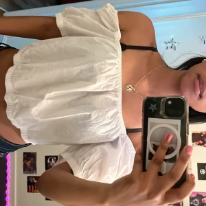 Vit blus - Vit blus som kan bäras off shoulder!💓 