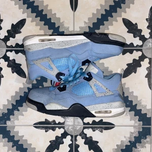 Jordan 4 university blue - Hej, säljer mina Air Jordan 4 university blue, nypris på dom är ungefär 6-7 tusen kr. Köpta för ungefär ett år sedan och väldigt varsamt använda,  säljer dom  för att de inte kommer till användning.   Hör gärna av er för fler bilder eller vid frågor!