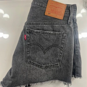 Levi’s shorts - Gråa Levi’S shorts, använda några gånger men utan slit. Säljer likadan i ljusblå. 😊 Jag har bild med dem på om så önskas. 