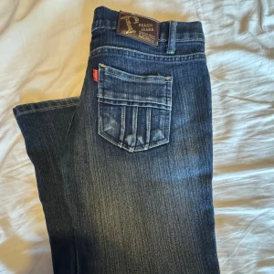 Jeans - Dessa snygga jeans säljer jag då dem är lite små. Kvaliten är bra och är köpta secondhand. Skit snygga lågmidjade jeans!