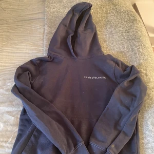 Zadig Hoosiers  - En marin blå Zadig Voltaire hoodie, bra skick! Väldigt fin! Liten i storleken dock🪐säljer den pga att den är för liten!! Skriv innan köp, nypris är 900kr