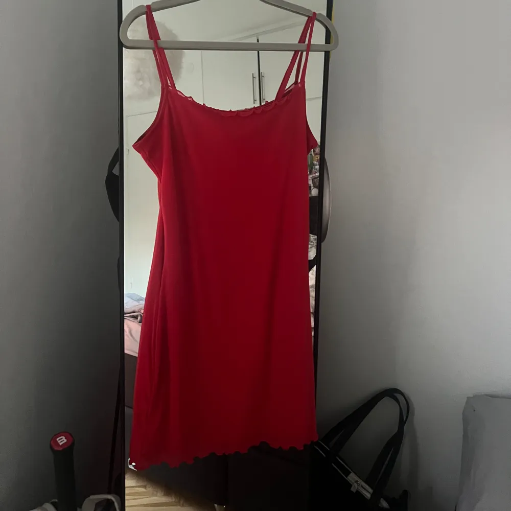 Röd basic kortklänning❤️ Använd endast två gånger Kontakta vid frågor💋. Mekot.