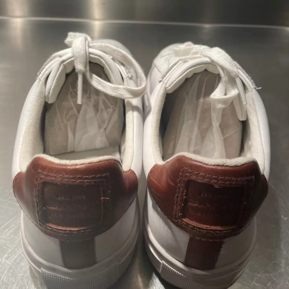 Gant Mc Julien sneakers Stl 42 (EU)/ UK8/ 28cm Använd några enstaka gånger, jättebra skick. Sneakers i mjukt skinn som snabbt blir en ny vardagsfavorit. De har en ren och strömlinjeformad look med en lågmäld GANT-logotyp i sidan. . Kengät.