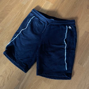 Calvin Klein Shorts - Shortsen är i ny skick, bara använd ett par gånger, passar inte mig längre och bara hängt i garderoben. Köpta för 800kr på ck’s hemsida.