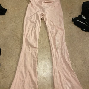 Leggings  - Leggings i bra skick använda 5-10 gånger. Säljer för att dem börjar bli lite små❤️