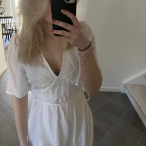 Vit klänning - Säljer denna vita klänning som är perfekt till student, skolavslutning och midsommar!