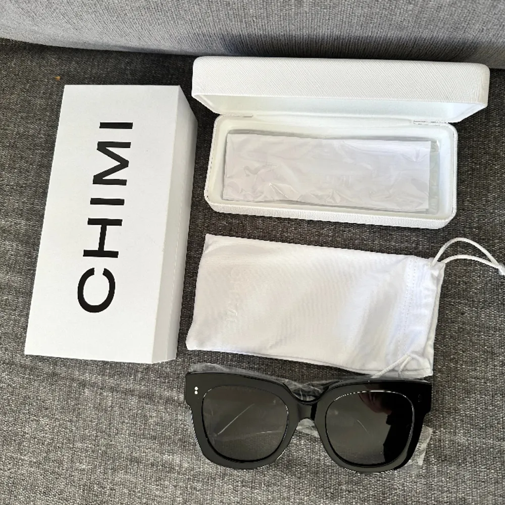 Säljer helt nya Chimi eyewear i färgen svart och modellen 008. . Övrigt.