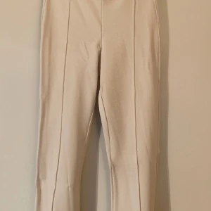 Puderrosa kostymbyxor från Gina Tricot  - Använda en gång Storlek S, normal i storleken. Resår i midjan, stråveck. Slutar lite högre upp på ankeln