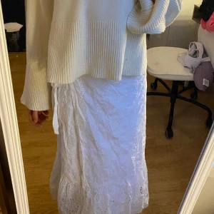 Lång gap tjol - Lång/maxi/midi lågmidjade, eller hur du nu väljer att bära den. Justerbar i midjan, från gap💕💕