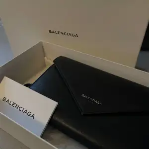 Unik vintage Balenciaga clutch bag i gott skick. Medföljer authenticity card, dust-bag och box.  Kan förhandla pris, skicka ett meddelande.
