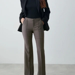 GRÅ KOSTYMBYXOR - Grå kostymbyxor från Gina tricot i storlek 32. Köpte för 450kr, säljer nu för 250kr. Utsvängda och högmidjade. Skriv privat för fler bilder.