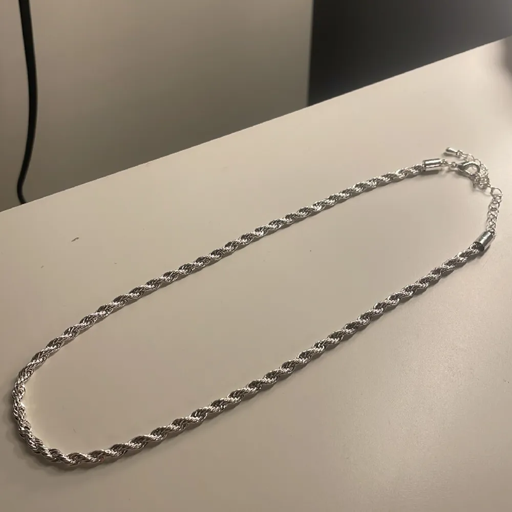 Halsband/kedja i fejksilver⛓️🗿 49 cm som längst, 40,5 cm som kortast.. Accessoarer.