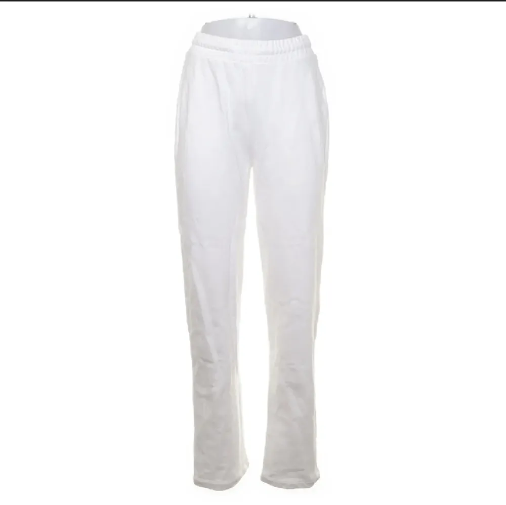 Säljer dessa A design mjukis byxor i storlek S😍. Jeans & Byxor.
