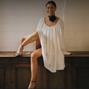 Klänning - Säljer denna fina klänning från Sanna Jörnviks x NAKD. Så himla somrig och fin. Finns ej att köpa längre. Storlek 38 i mycket fint skick💓