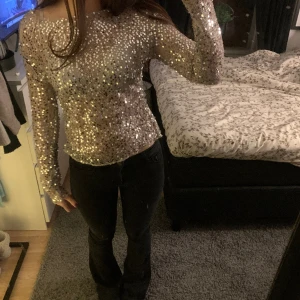 Glitter topp - Jätte snygg glitter topp som knappt är använd💕