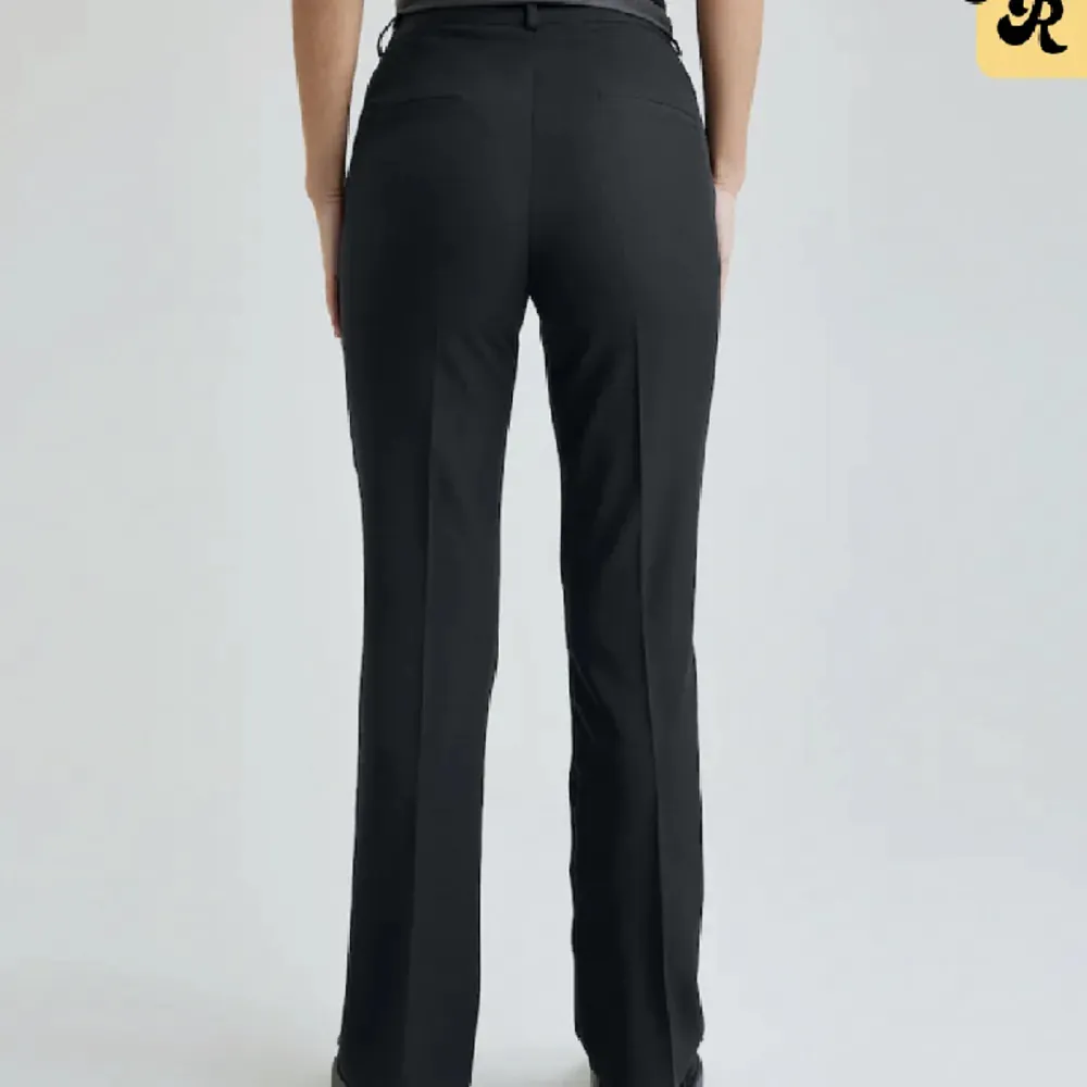 Medelhöga kostymbyxor, köpta på bik bok, säljer eftersom de är för små 💞använt typ 3ggr, inga defekter 💞 . Jeans & Byxor.