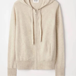 Soft Goat Zip Hoodie - Lägger ut igen för det blev fel på annonsen! Kan inte använda köp nu så tryck inte på det tack💕💕lite nopprig och har någon enstaka fläck därav priset, originalpris 2500. Kan mötas upp