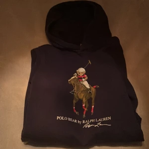 Polo Ralph Lauren Bear Hoodie - Storlek: S Nypris cirka 2300kr Inga skador, knappt använd. Fräsch och fet hoodie som blivit för liten