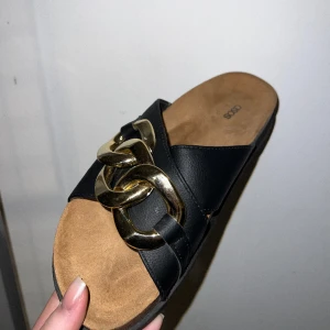 Tofflor ”birken” - Tofflor som är otroligt snygga och bekävma. Fint till sommaren med klänning, kjol, byxor. Både vardagligt och lite festligt  Nypris:599 kr Mitt pris 199 kr
