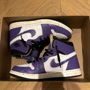 Jordan 1 high zoom air cmft - Säljer nu ett par feta Jordan 1 high zoom air cmft. De är lila. De har en slitet utseende, vilket ser riktigt snyggt ut. Knappt använda, mycket bra skick. Storlek 41. Kvitto och allt finns med. Skriv vid intresse. Pris kan diskuteras