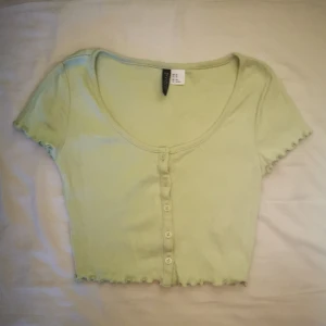 Grön topp!  - Jättefin grön topp från hm, som nyskick då den nästan aldrig varit använd. Skriv för mer info💕