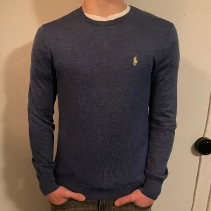 Ralph Lauren tröja - Riktigt snygg Ralph Lauren sweatshirt i storlek M. Är 184 på bilden väger 75. Relativt bra skick 6/10 hör gärna av er vid fler frågor😁