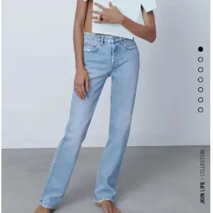 Jätte snygga zara straight midrise jeans.  Inte exakt samma färg som på första bilden men samma modell. 